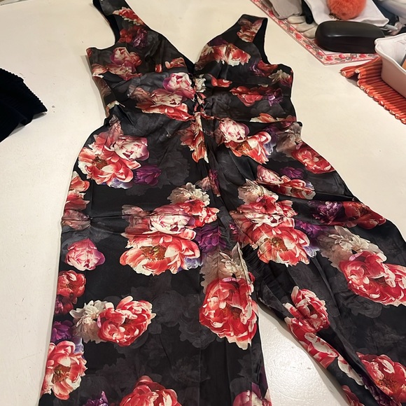 Floral low cut jump suit silky - Picture 2 of 4